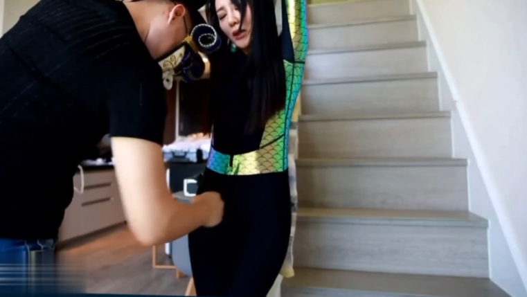 丝柔海后亮皮紧身衣小腹