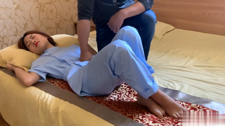 国产悦儿护士装重击肚子