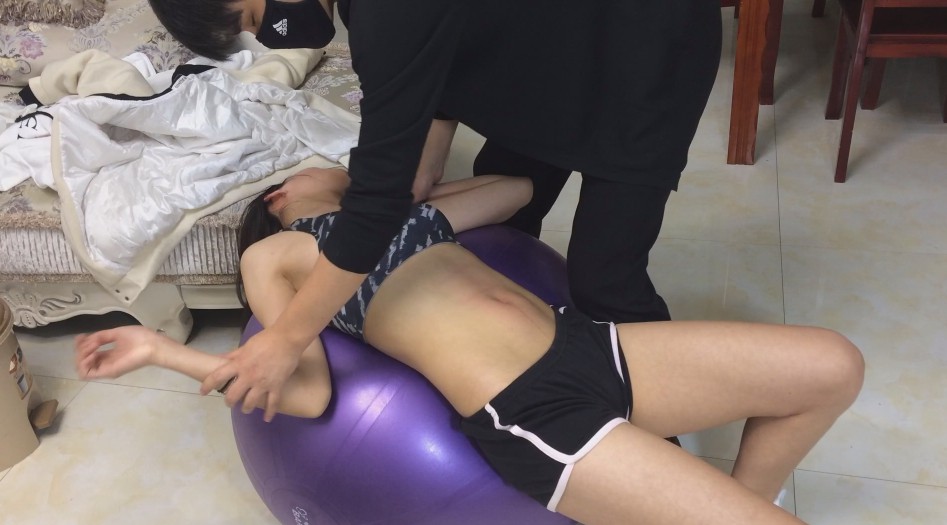 晶晶4打肚子