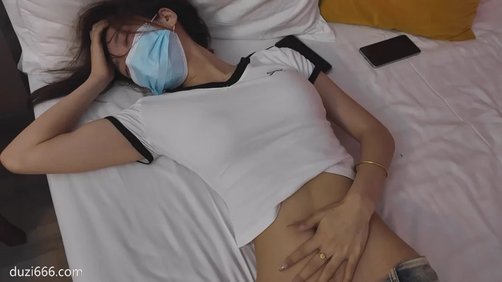 中国超模女友的柔软小肚子被重虐