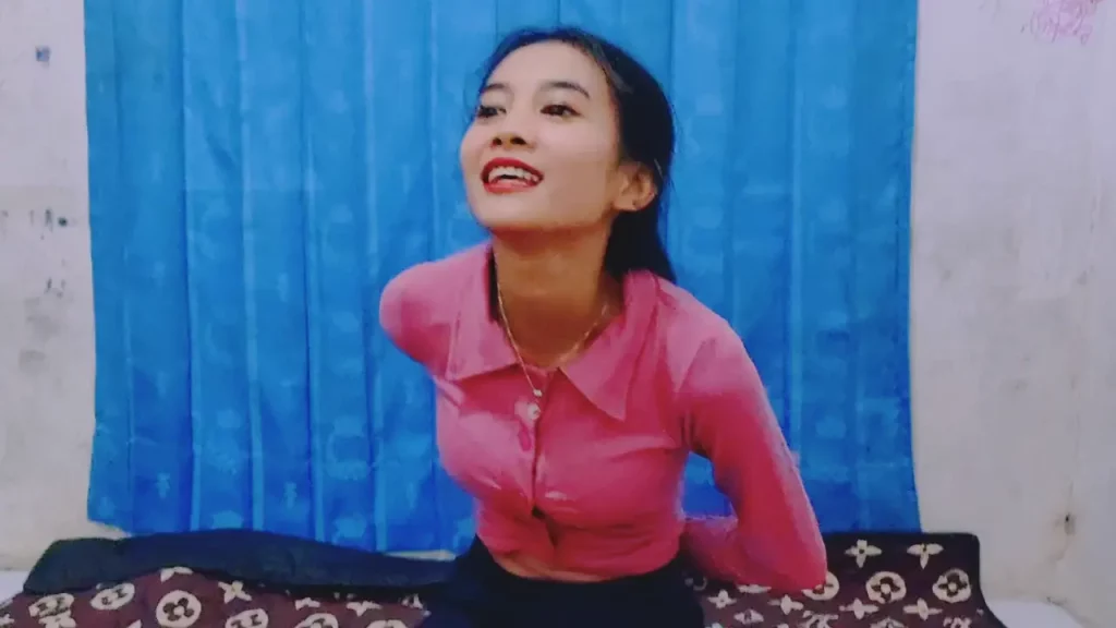 私拍挑逗印尼女友肚脐
