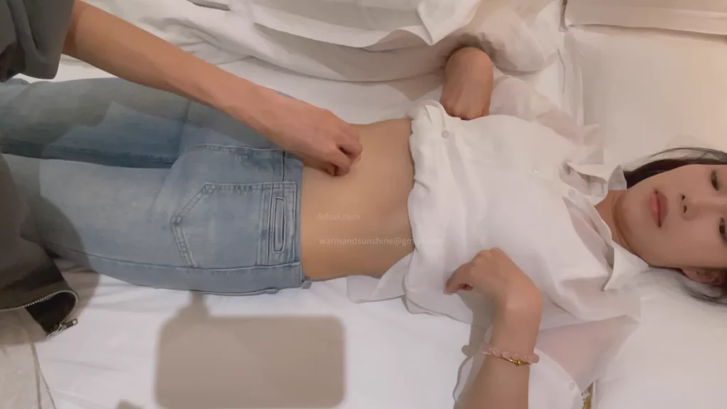 中国白衬衫女大学生被捅脐捅到红