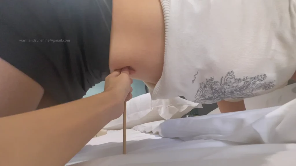 中国黑丝女大学生肚脐趴戳吟叫